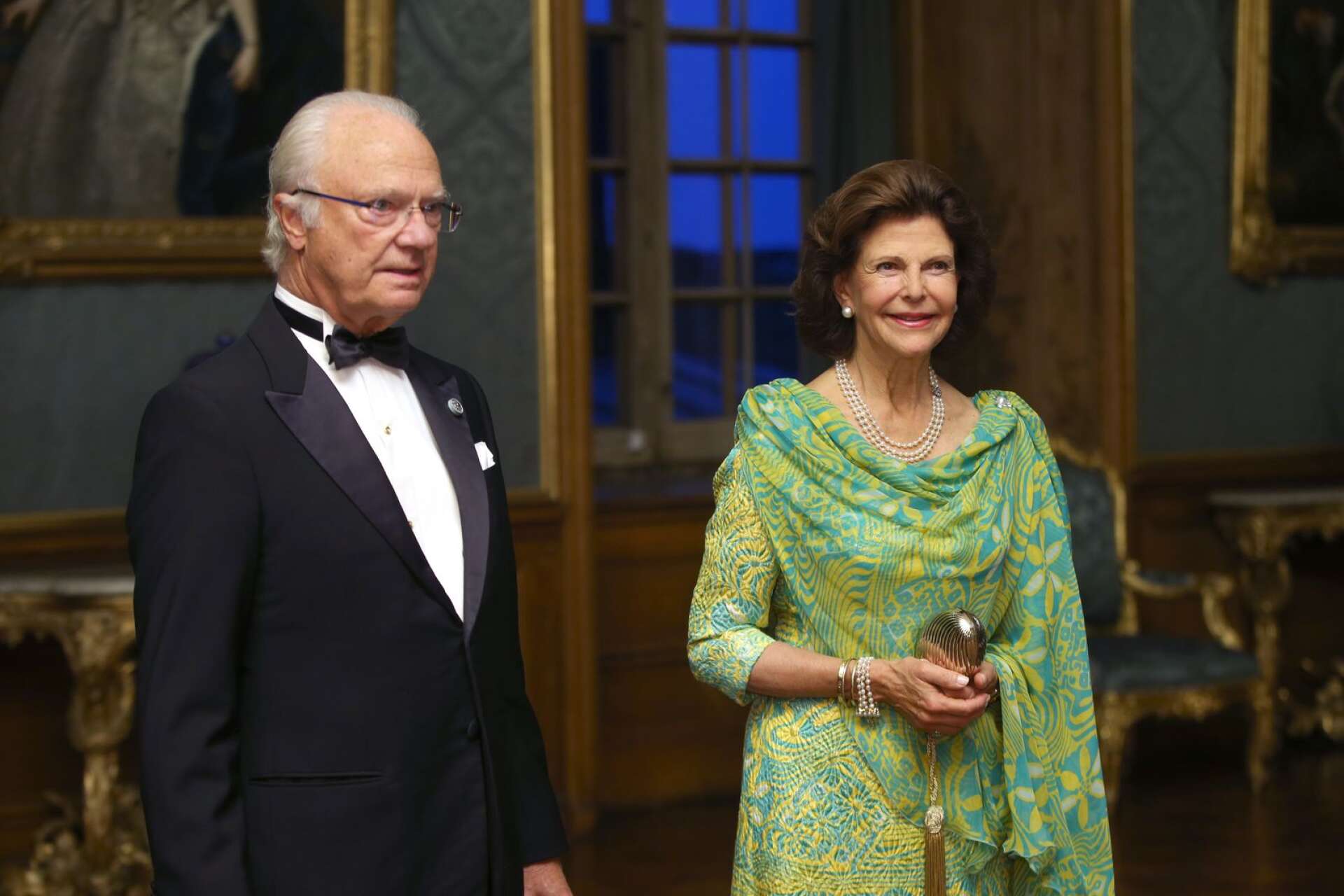 Kung Carl Gustaf och drottning Silvia hälsar gästerna välkomna till kungaparets Sverigemiddag på Stockholms slott 2018.