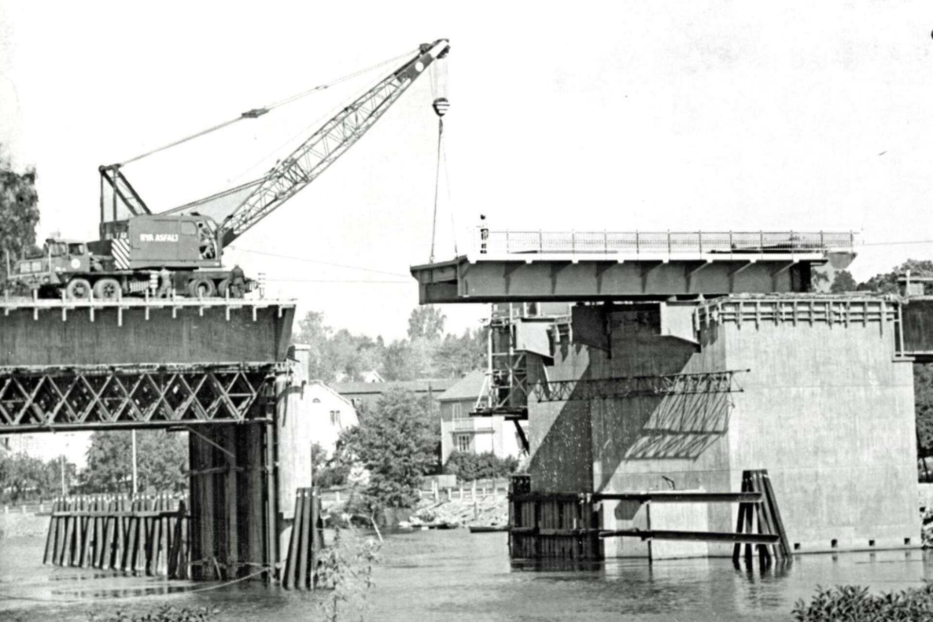 En stor händelse 1971 var förstås att nya riksvägen genom Säffle kunde öppnas. Det föregicks av omfattande vägbyggen och inte minst brobygget. Bilden är från det tillfälle när brospannen lyftes på plats. 