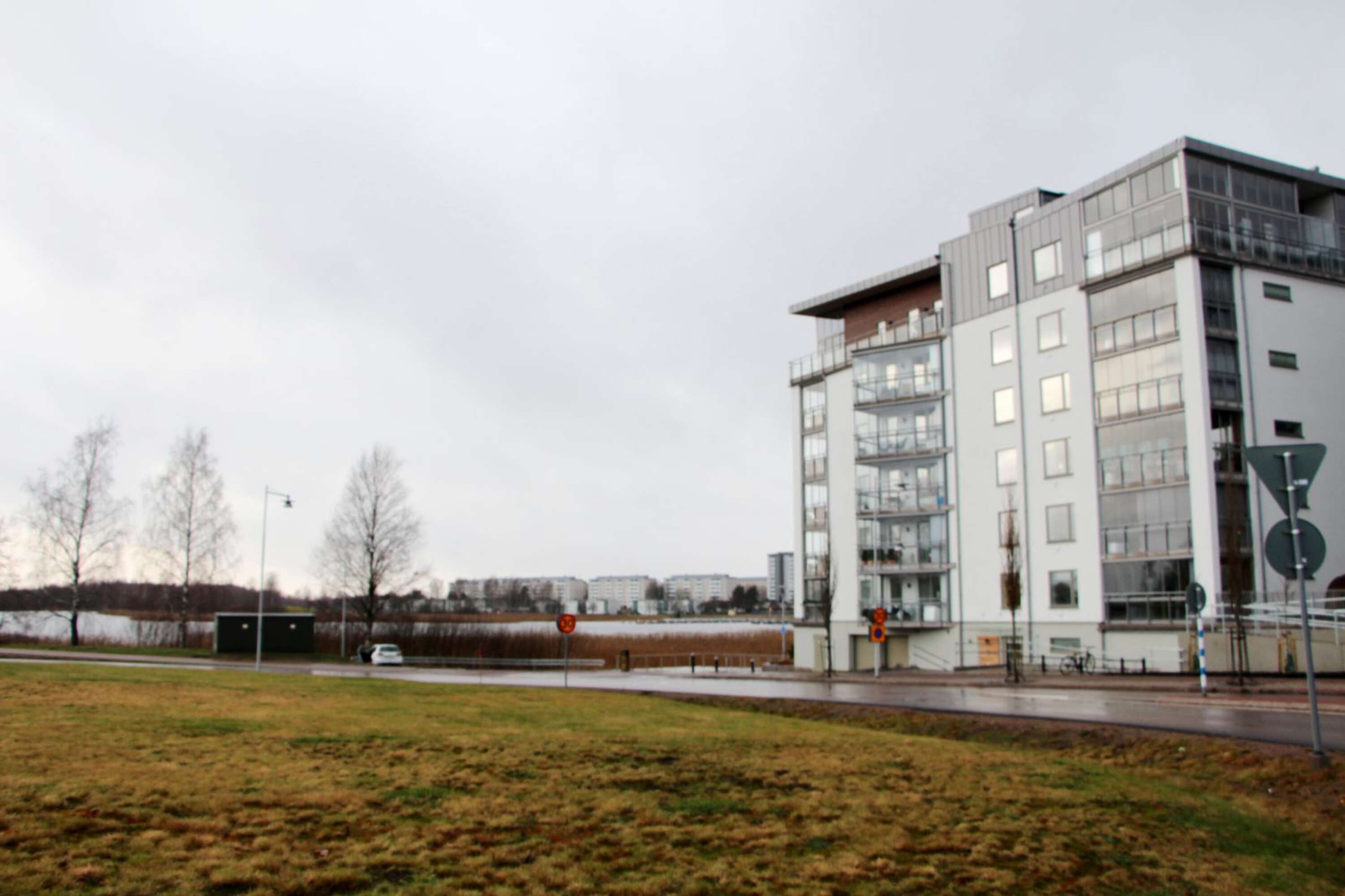 På den här tomten mellan Skanskas lägenheter och kanotklubben vid Tullholmsviken ska Lecab fastigheter bygga cirka 150 nya lägenheter.