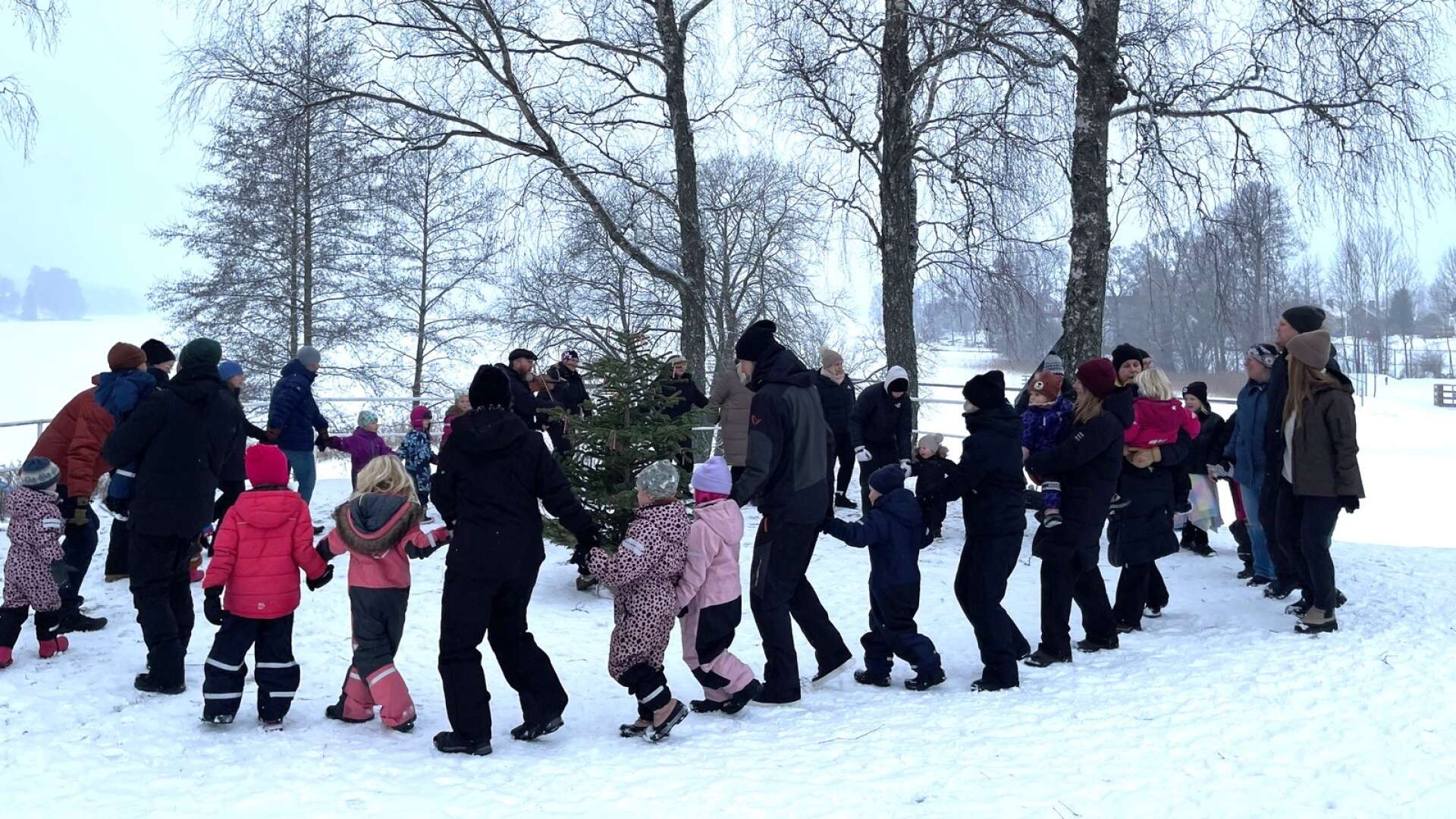 Många ville vara med och dansa ut julen i Mölltorp.