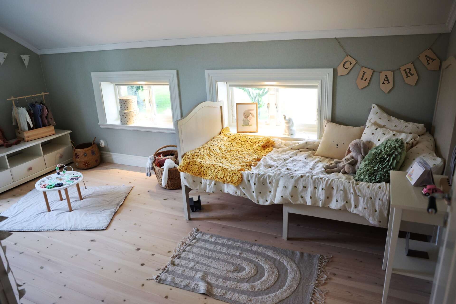 Claras framtida sovrum är inrett med jordnära färger. 