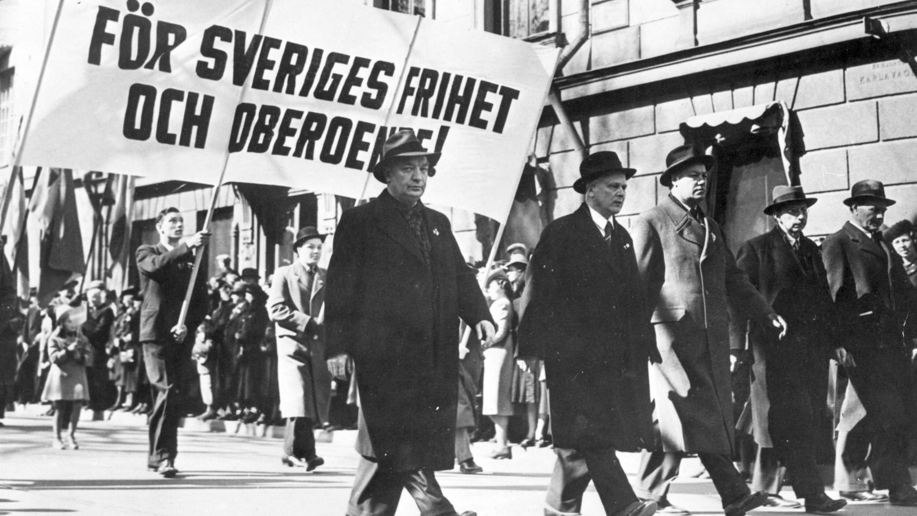Statsminister Per Albin Hansson leder det socialdemokratiska demonstrationståget första maj 1940. I valet samma år fick Socialdemokraterna 53,8 procent av rösterna. 