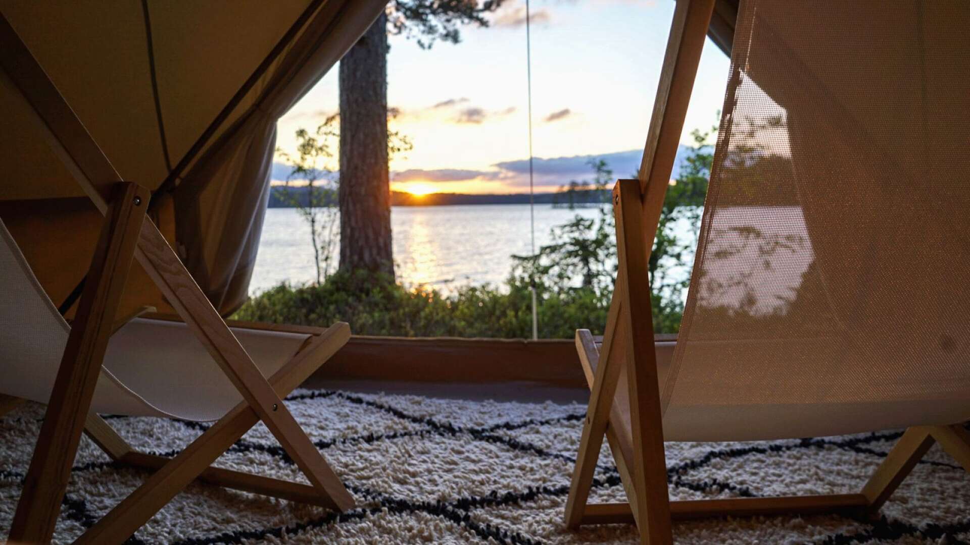 På två platser i Värmlands skogar finns färdiginredda tält uppställda. De låter sina besökare komma bort från stressen i städerna för att i stället njuta av naturen.