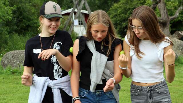 Sjuorna på Guldkroksskolan hade uppstart med samarbetsövningar. Linnea Asplind, Wilma Freiman-Sahlén och Nike Olbrich tog sig fram med äpplen mellan sig. 