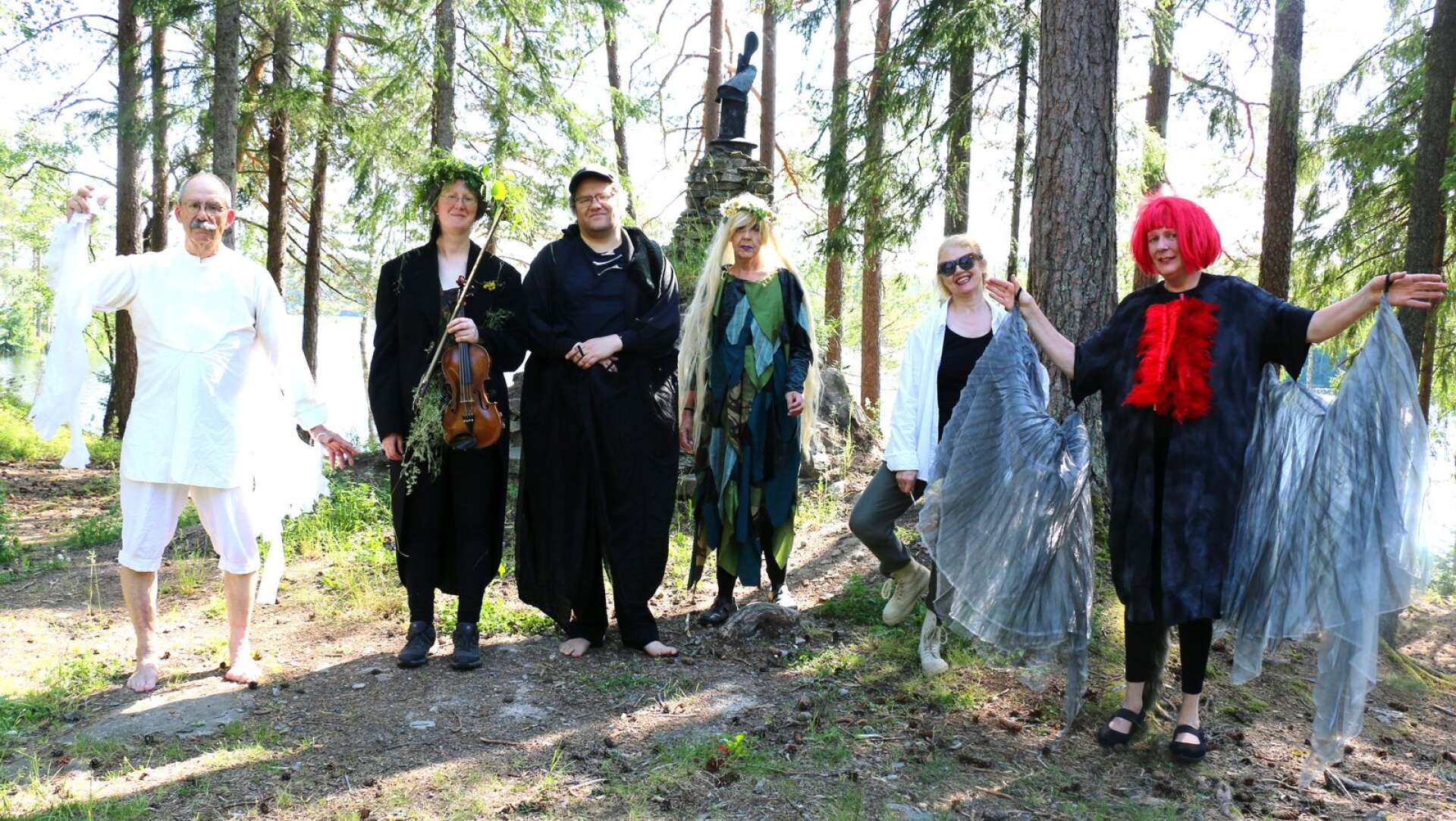 Den här gruppen bjöd på performance vid Lysetjärn. Från vänster David Dickson, Bianca Sapir Weise, Peter Karlsson, Heike Eilers, producenten och regissören Tatiana Pismenskaya och Ewa Svensson.