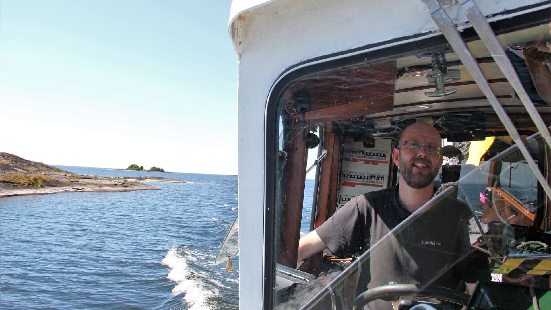 Familjen Örnvald driver Luröbåten och Luröbryggan som fixar både transport och mat åt den som besöker Lurö. Björn är sjätte generationens kapten i skärgården.