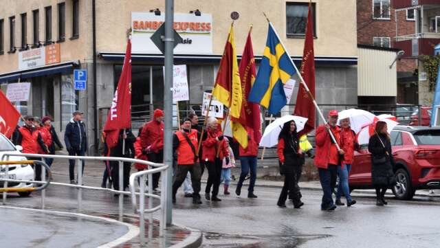 Socialdemokraterna i Karlskoga trotsade regnet och gick i ett förstamajtåg till Ekmansdalen.