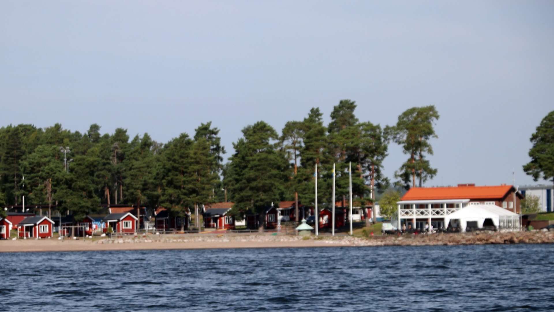 Campingen var intresserad av att utöka, genom att öppna vandrarhemmet igen i gamla epidemisjukhuset. I stället kan det nu bli sista sommaren på Örnäs.