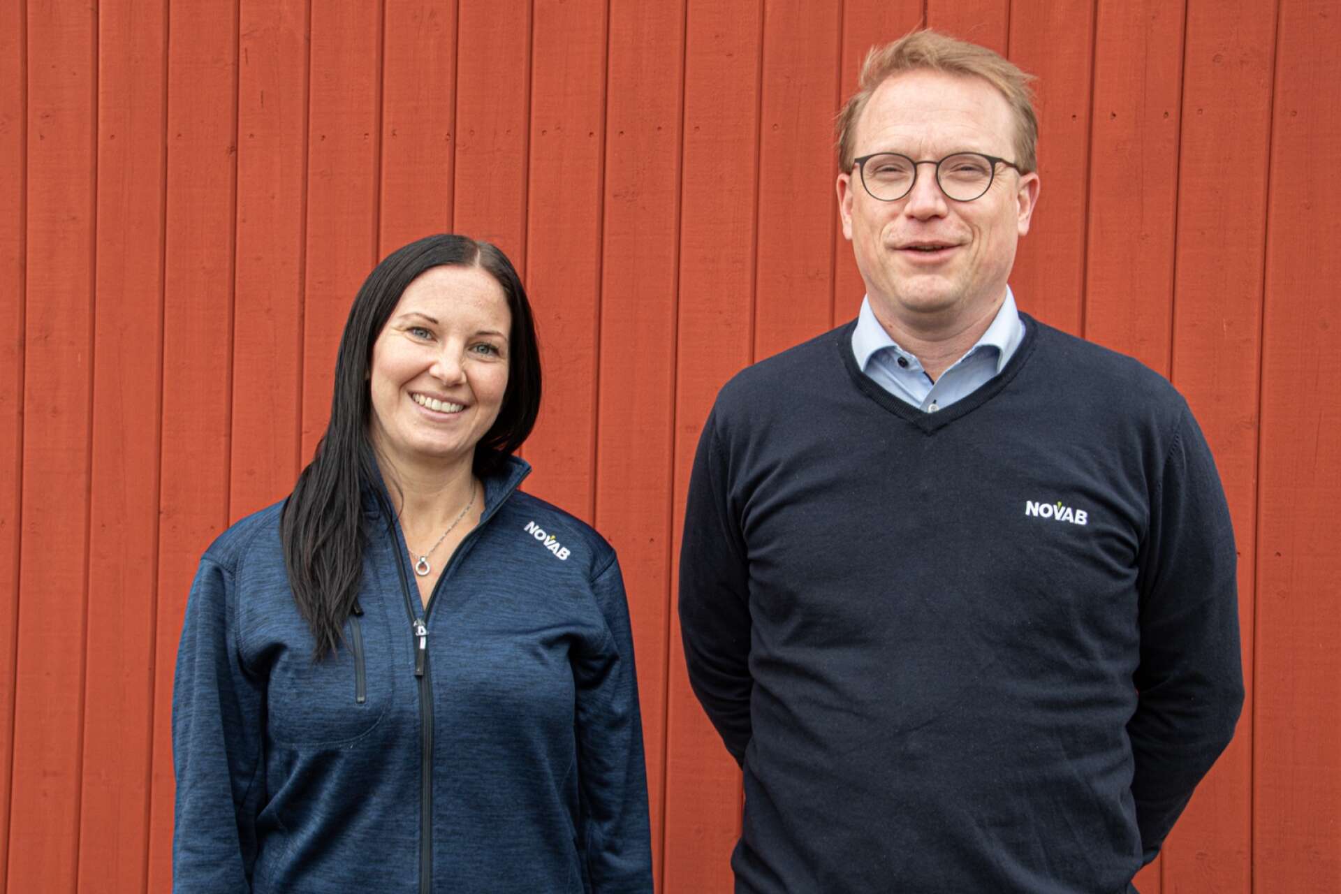 Paulina Jacobsson, personalansvarig och Erik Randén, fastighetsutvecklare på Novab i Töreboda. Hon letar nya medarbetare och han letar nya byggprojekt. 