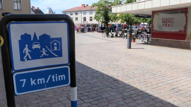 Gör gångfartsområde från Stora torget till Floragatan, istället för gågata, föreslår förre stadsarkitekten PG Ylander.