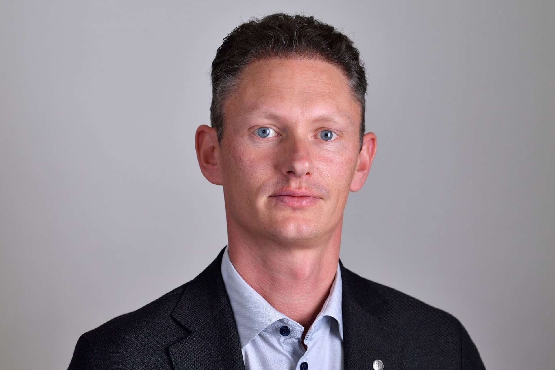 Matheus Enholm är distriktsordförande för SD i Västra Götaland Norra. Han menar att Andréasson brutit mot partistadgarna. 