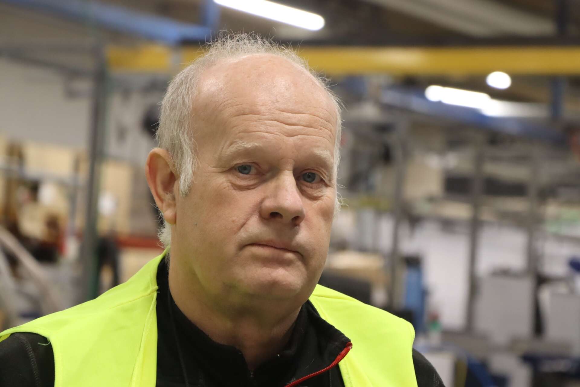 Stefan Åkesson har jobbat på Hova Elektriska sedan 1981, där hans far tidigare var delägare. Stefan Åkesson gick själv tidigt in som delägare och är sedan 2019 ensam ägare av företaget. 