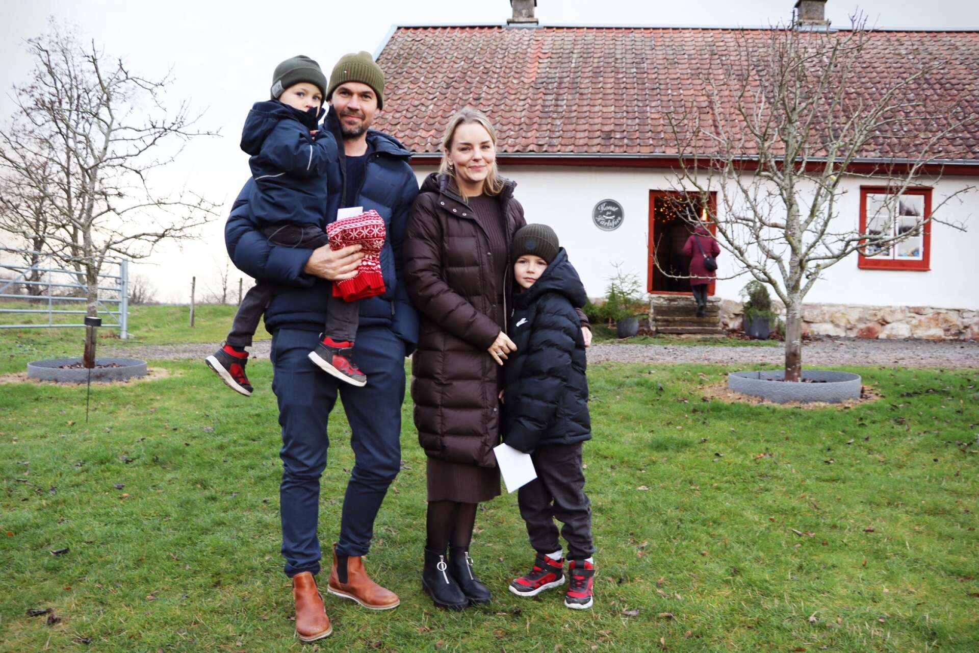 Tobias Svensson och Evelina Engdahl från Lidköping besökte julmarknaden med sönerna Teodor 3 år och William 6 år för att komma i julstämning.