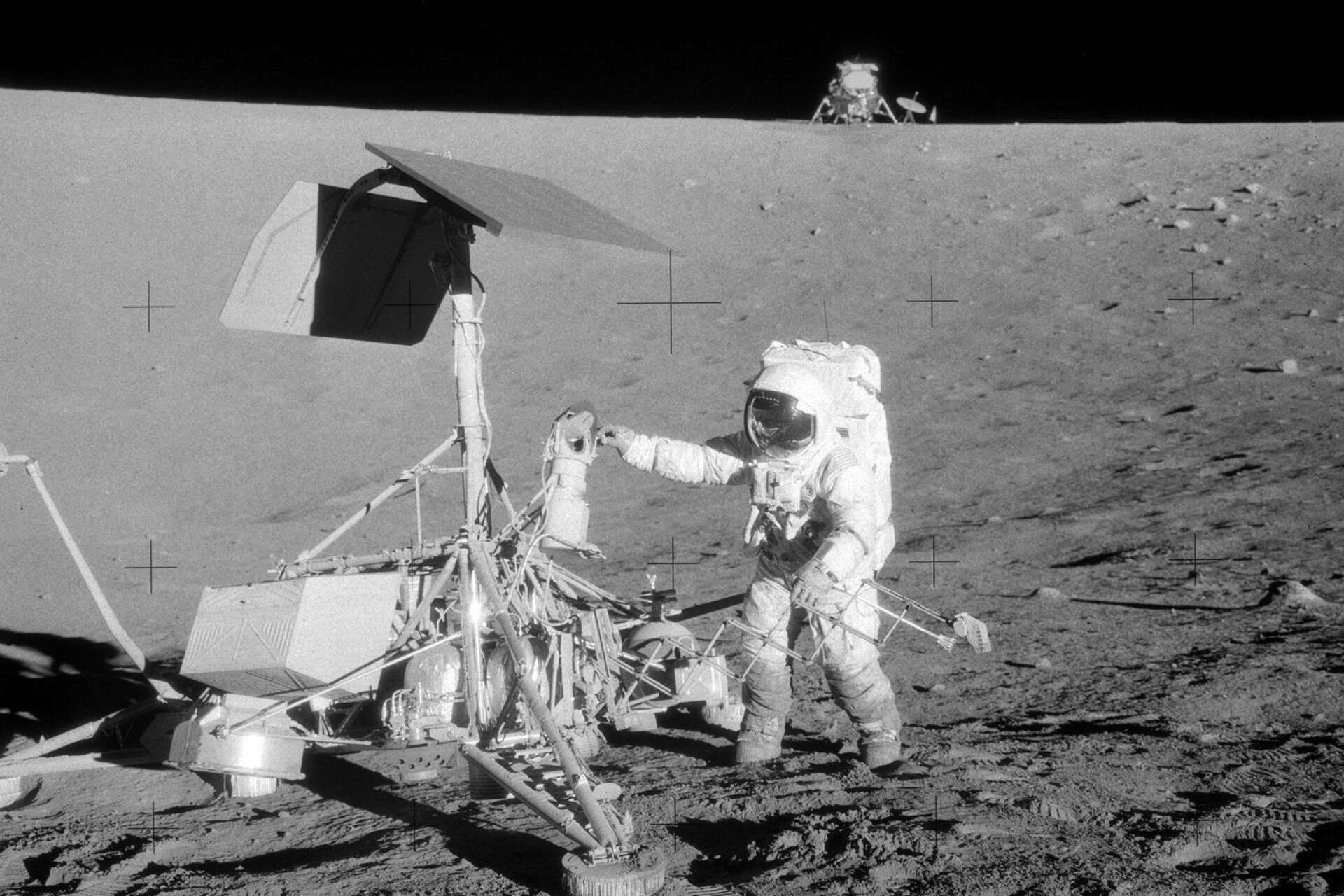 Pete Conrad vid Surveyor 3 med månlandaren i bakgrunden.