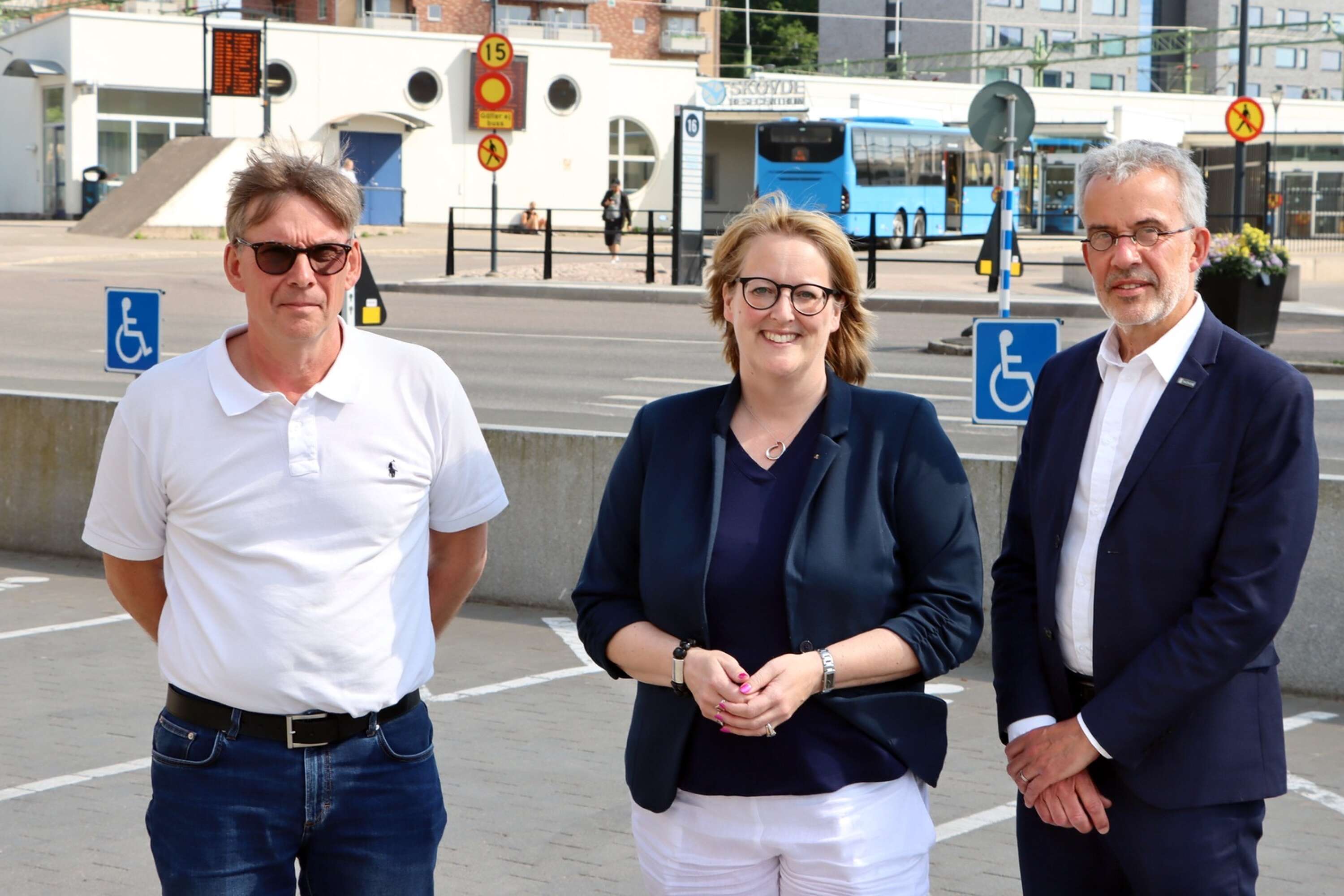 Projektledaren Peter Sundell, kommunalrådet Theres Sahlström (M) och kommundirektören Björn Söderlundh är glada över att utvecklingen av Science City framskrider och att de nu kan presentera en ny etablering i området.