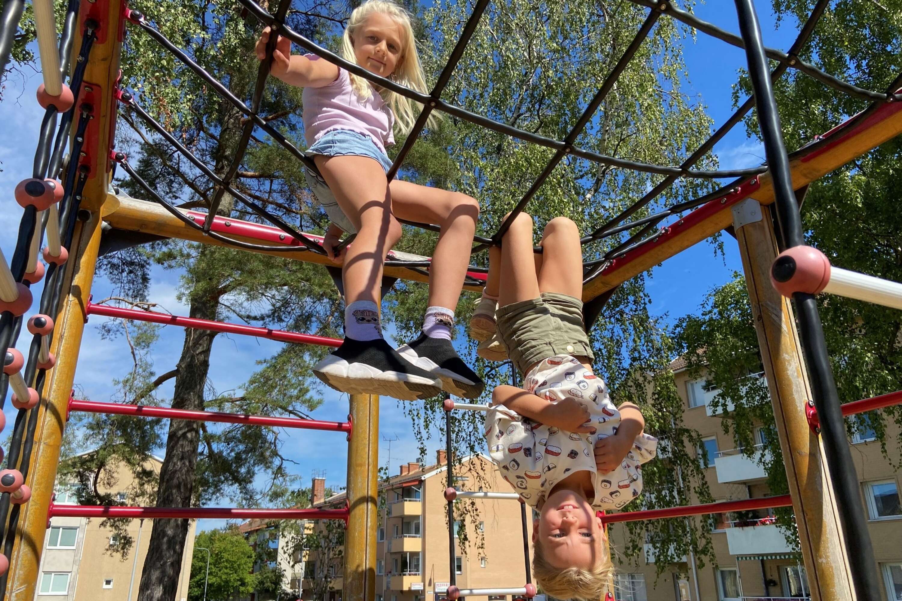 Leah Kööhler-Gjesteby och Ines Granängen är snabba upp i klätterställningen på skolgården.