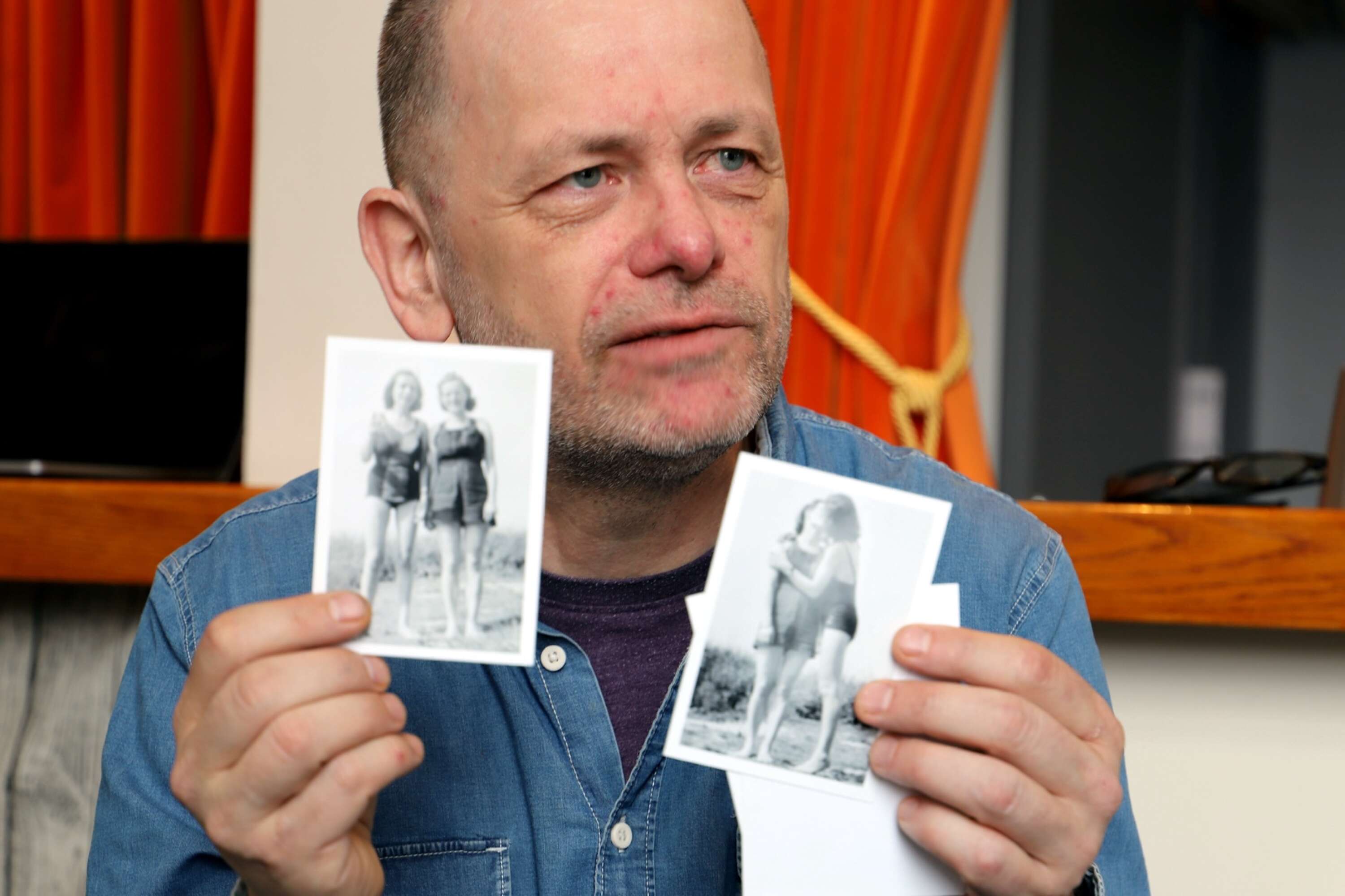 Karl Runqvist visar de lyckliga bilderna från en badutflykt som Aimée och Jaguar gjorde. När de kom hem, väntade Gestapo och Jaguar deporterades.