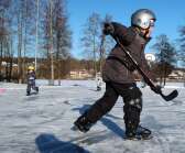 Ingen fryser när man håller på med hockeyträning. Emil höll ordning på pucken på den spolade banan på Sågudden. 
