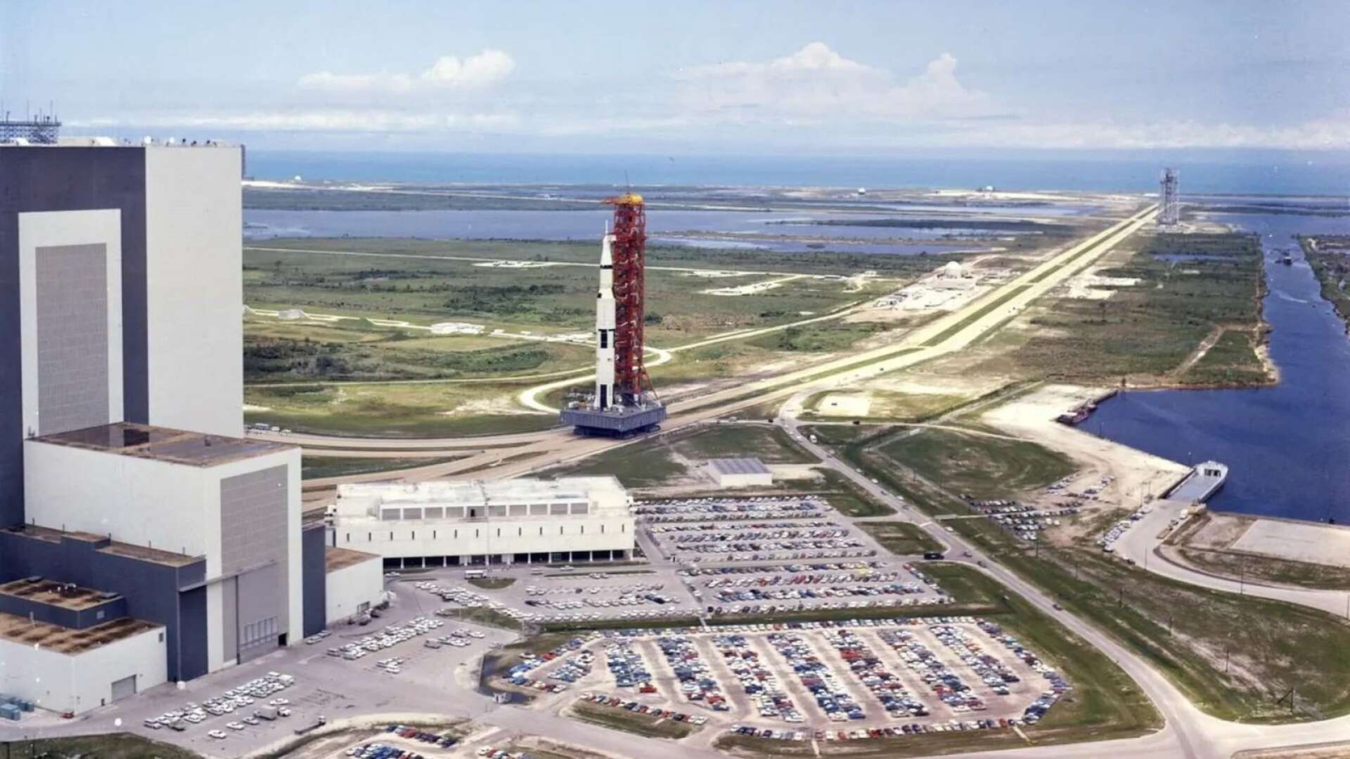 Apollo 11 och den väldiga Saturnus V-raketen rullar ut från sammansättningsbyggnaden VAB och åker mot uppskjutningsplatsen 39A.