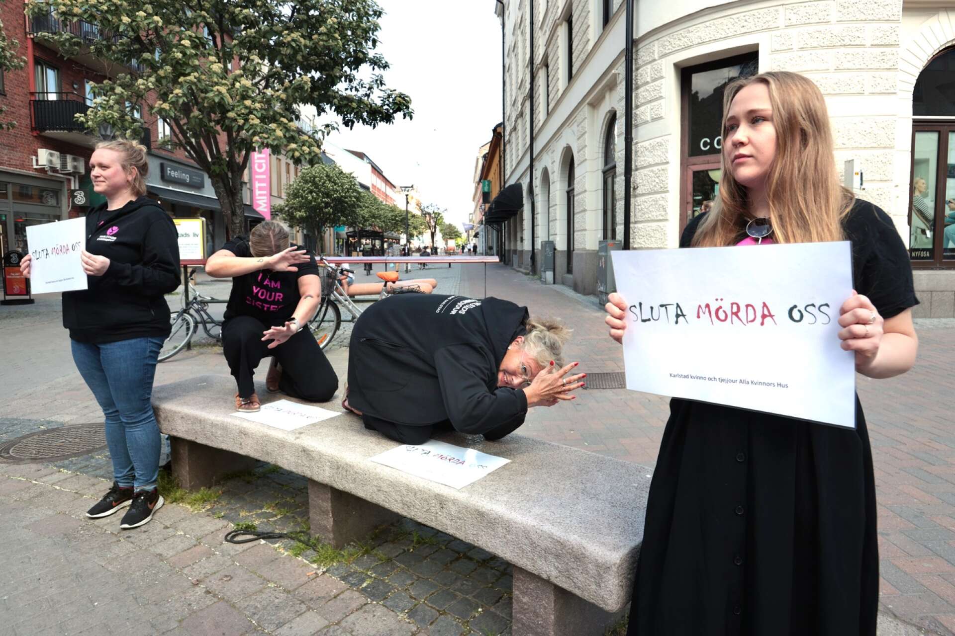 Karlstads Kvinnojour anordnar en aktion på Soltorget i Karlstad för att uppmärksamma mäns våld mot kvinnor. I mitten Monica Lindström. 