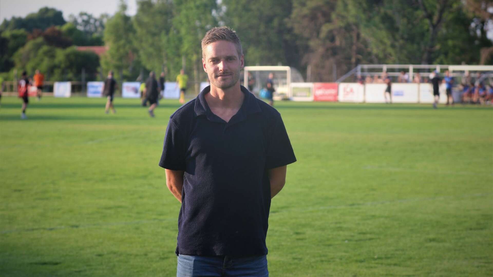 Johan Mårtensson är hemma i Sverige igen efter proffsspel i Grekland. Hans kontrakt med Panetolikos FC går ut den 30 juni och det återstår att se var fotbollskarriären går vidare. Skövde AIK är ett av alternativen, bekräftar mittfältaren.