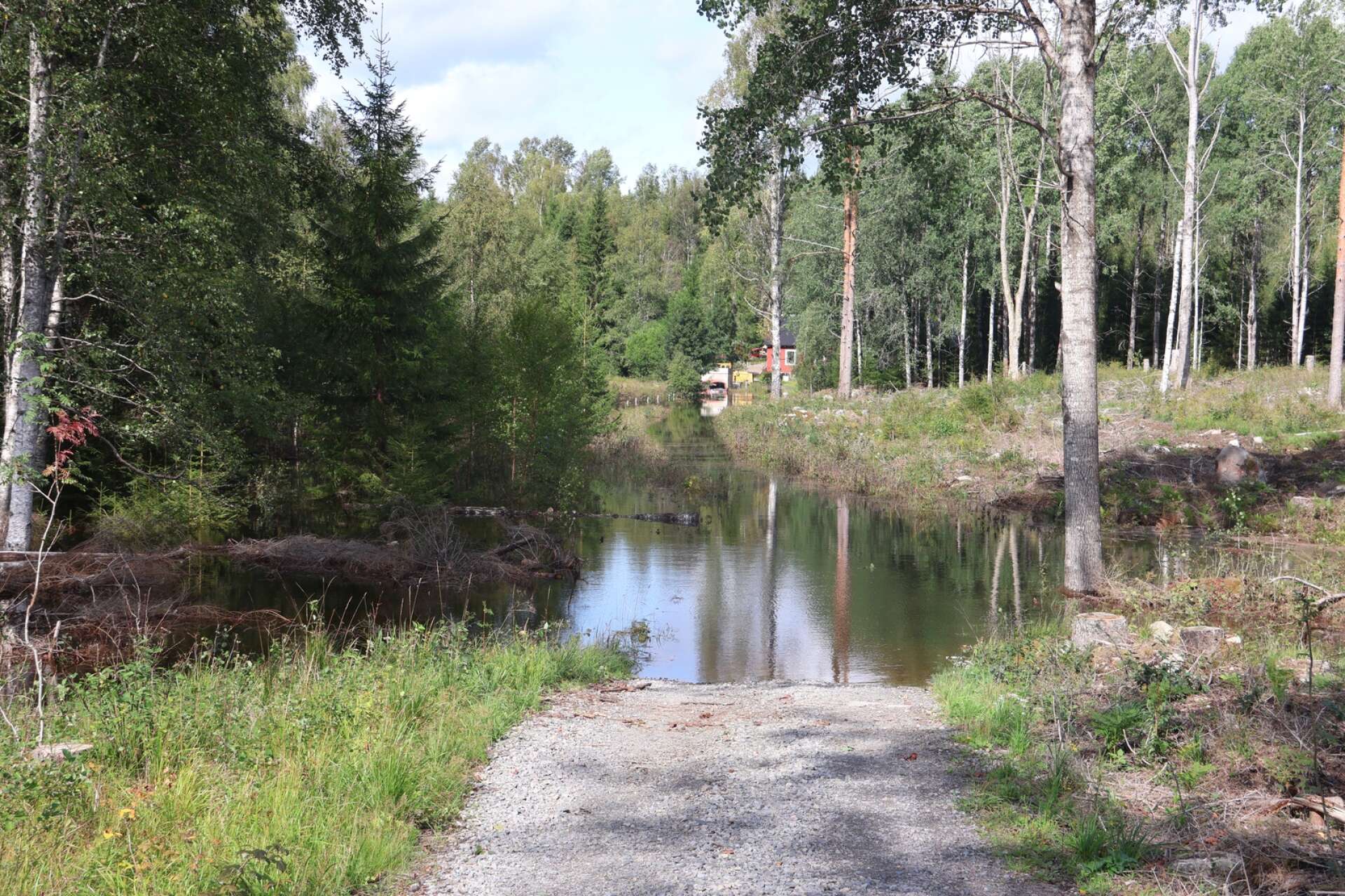 Hos Stefan och Lotta Olsson i Myrane, Gustavsfors, bildades en sjö och de tog sig ingenstans under söndagen.