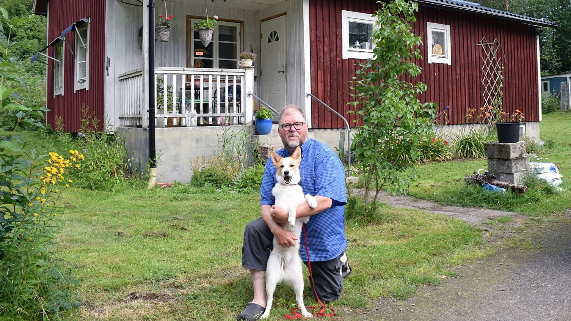  Kjell Åke framför föräldrahemmet och bostaden i Metbäcken där han bor med frun Britt-Marie och  norrbottenspetsen Fia.
