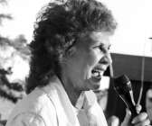 Sångerskan Thory Bernhards hade många gånger uppträtt i Folkets Park i Säffle på 1950-talet. När hon kom till en av Dusekvällarna 1994 var hon en vital pensionär och publiken kom.