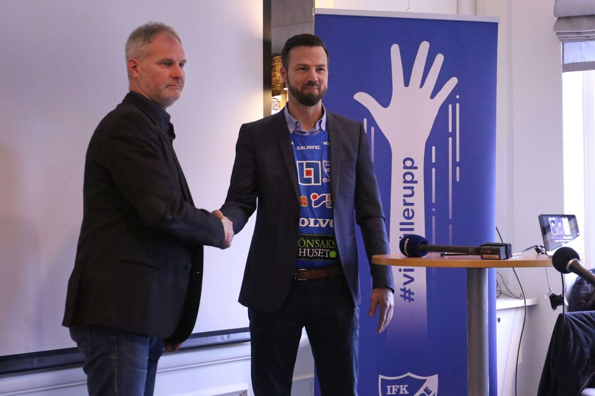 IFK Skövde HK presenterar Henrik Signell som ny tränare. Ordförande Per Andersson hälsade Signell välkommen i början av mars.