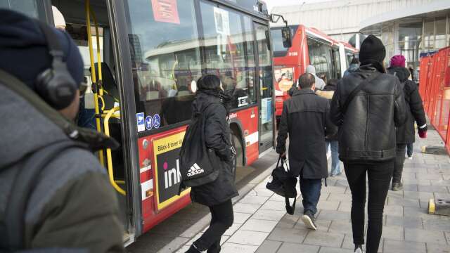 Billigare kollektivtrafik skulle få människor att resa mer hållbart, anser insändarskribenten.
