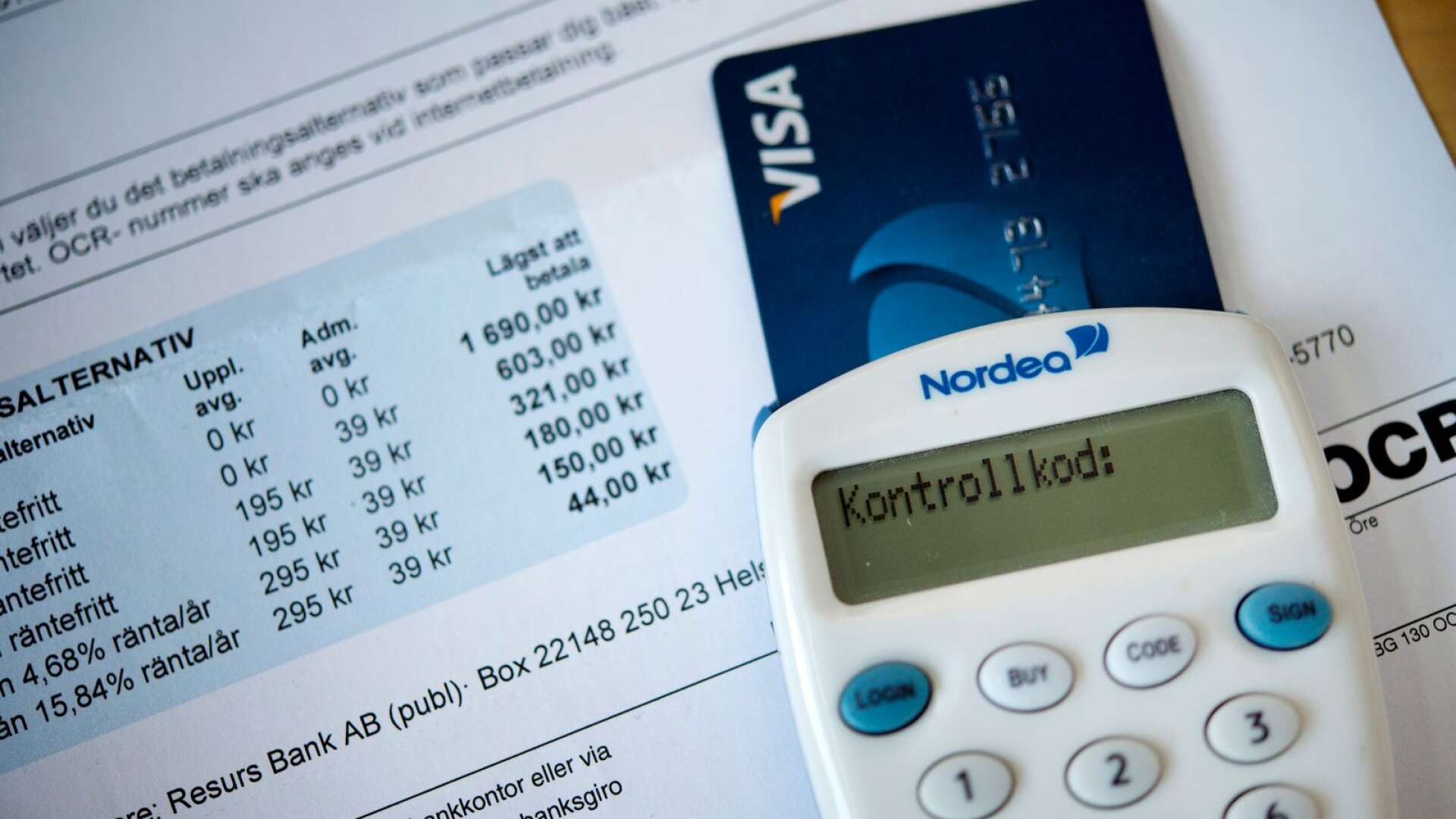 Insändarskribenten ”Moster Solveig” riktar kritik mot Nordeabanken och får ett svar direkt av vice regionchefen Lasse Nilsson.