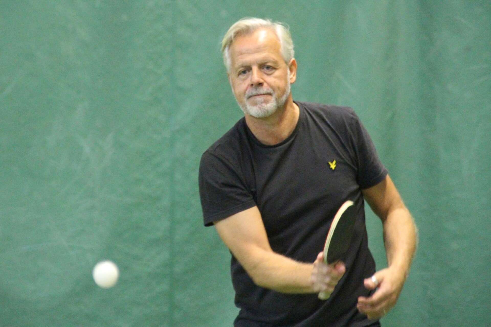 Klubbchefen i tennisklubben, Per-Åke Grunnan menar att alla kan spela alla racketsporter och att det ses som en fördel att kunna samla dessa på ett och samma ställe. 