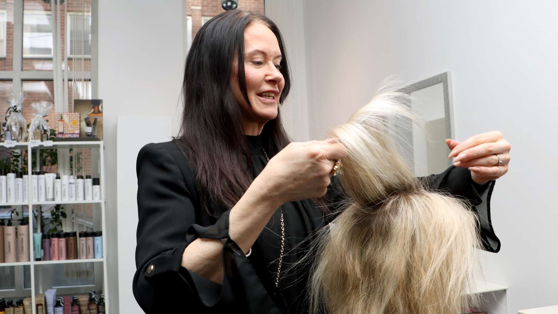Hos kunden och med saxen i handen trivs Camilla Rosén bäst. Hon har varit frisör i över 30 år och driver fem stycken frisörsalonger.