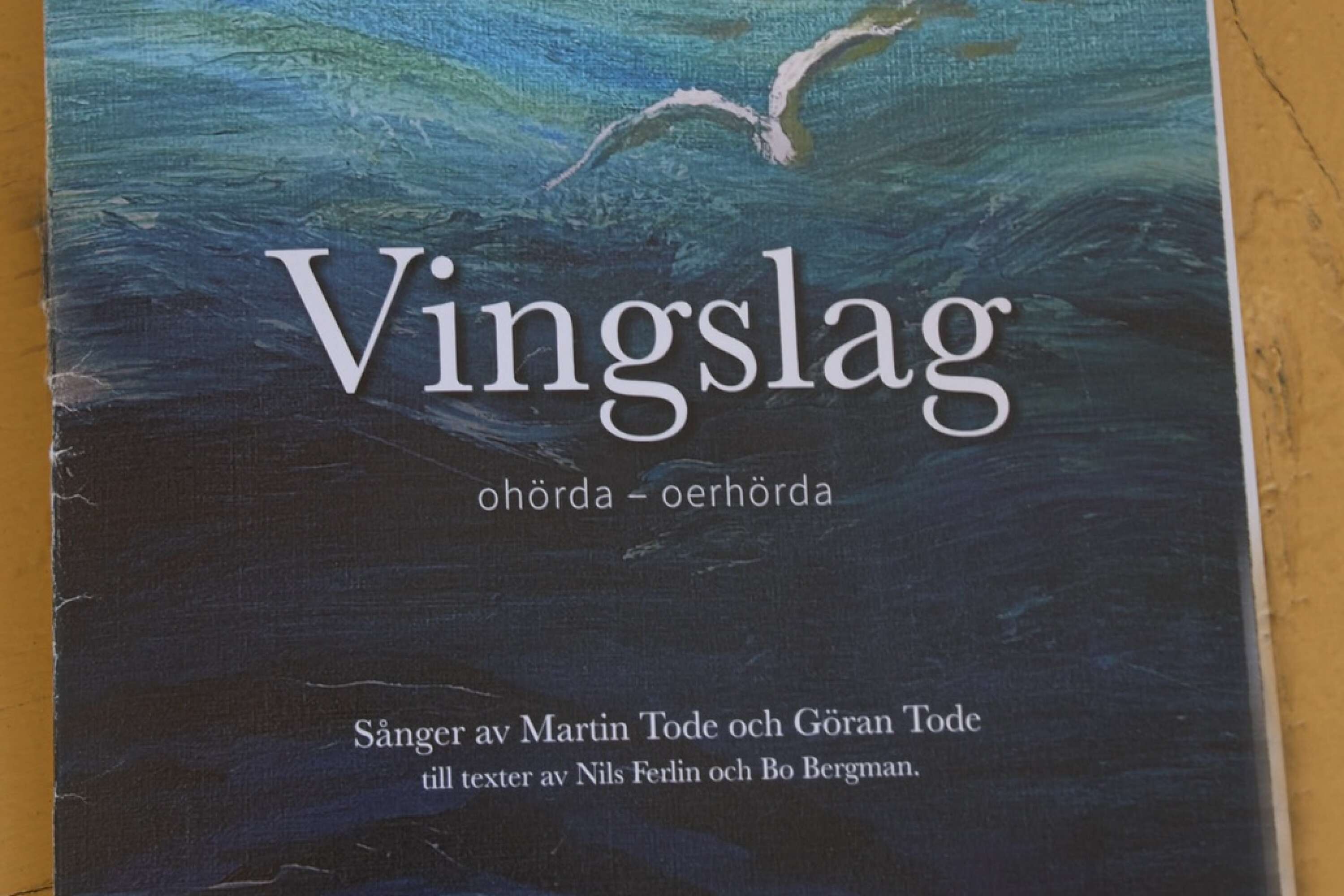 Ett första tummat provexemplar av sångboken <em id="emphasis-2f83a237b514dcf7f3bacd392ae9eb20">Vingslag</em>, med illustrationer av Henrik Allert.