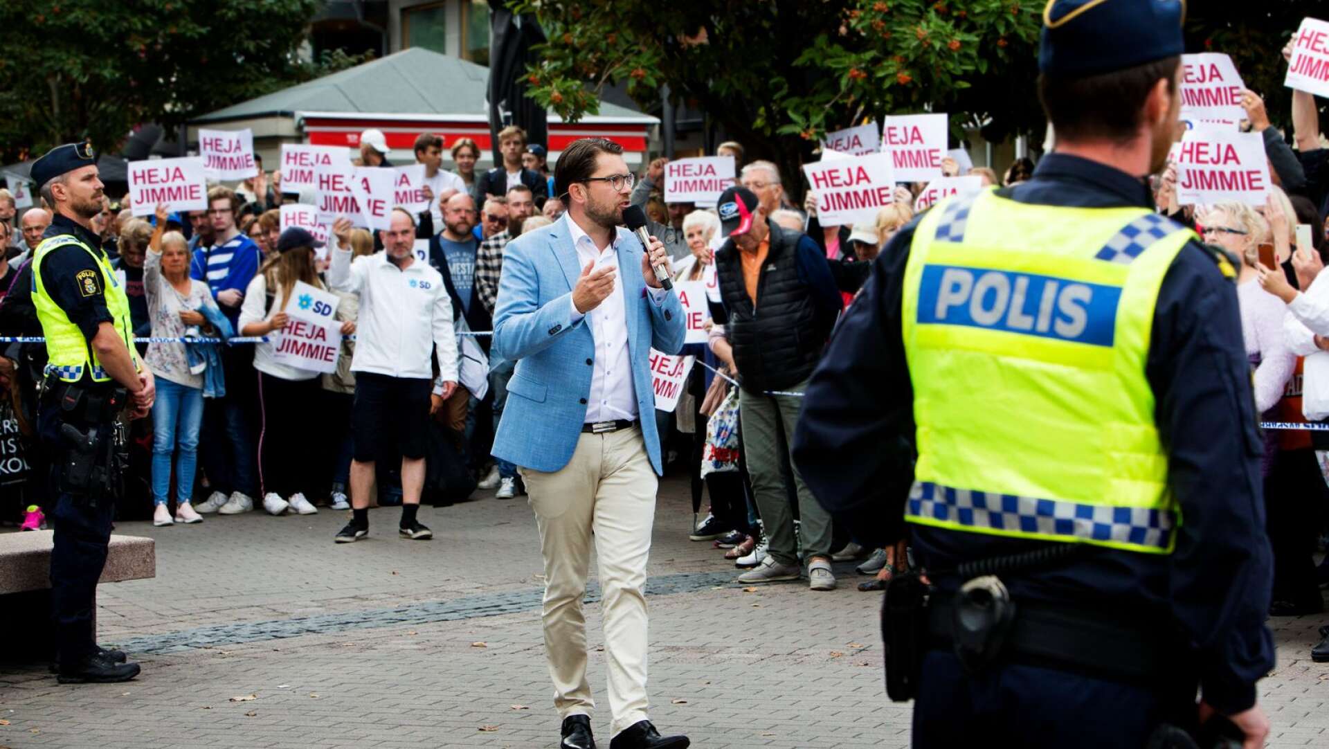 En frilansare portades från Sverigedemokraternas torgmöte i Karlstad.
