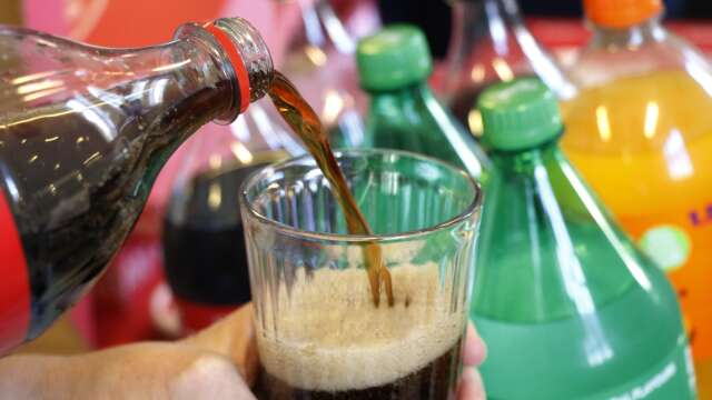 Politikerna bör verka för en producentavgift för sockersötad dryck, menar debattören. 