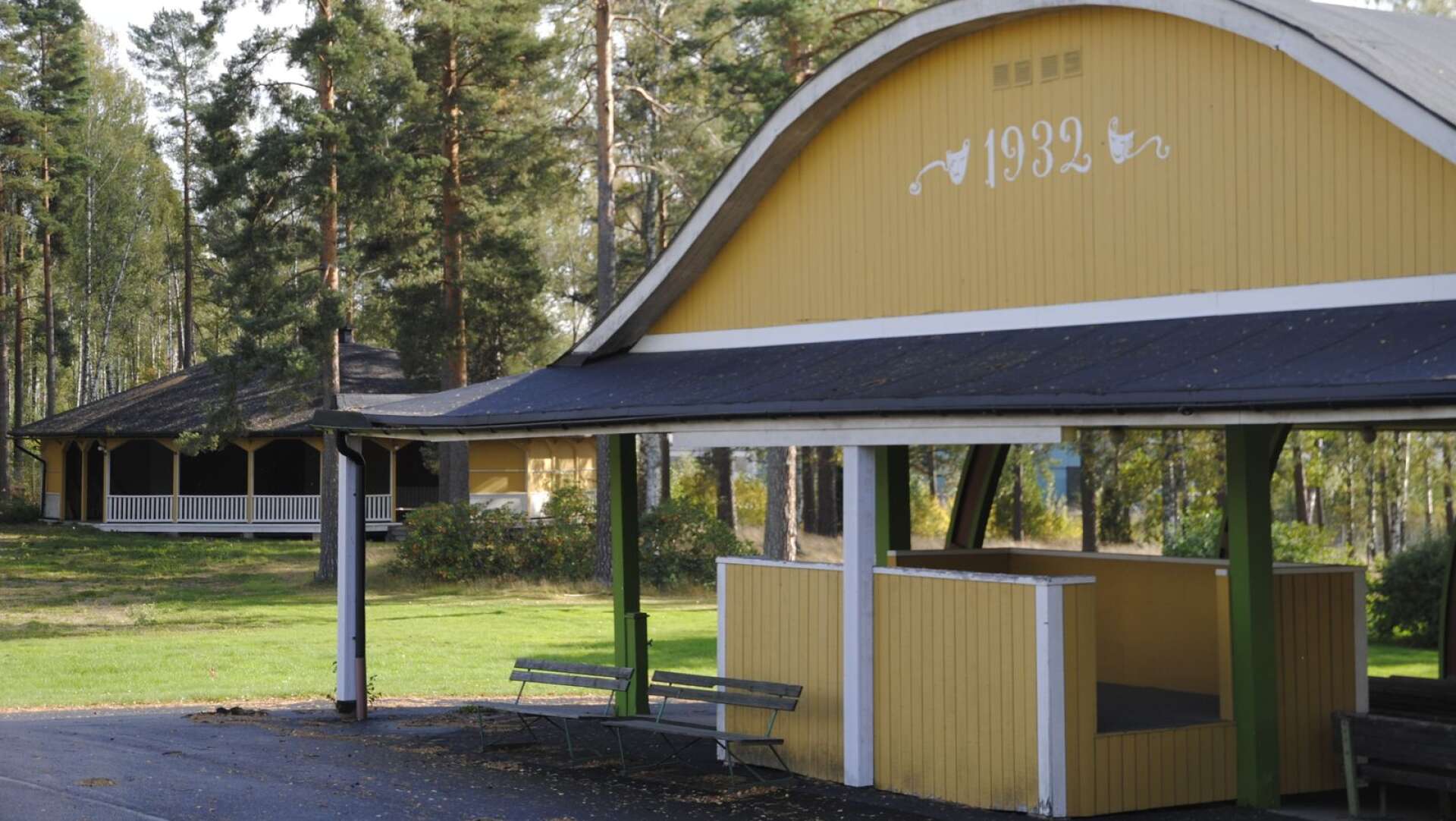 Arvika kommun ville köpa både Folkets park, med den klassiska friluftsscenen, och Parkhallen, men nu säger andelsägarna i parkföreningen nej till försäljning.