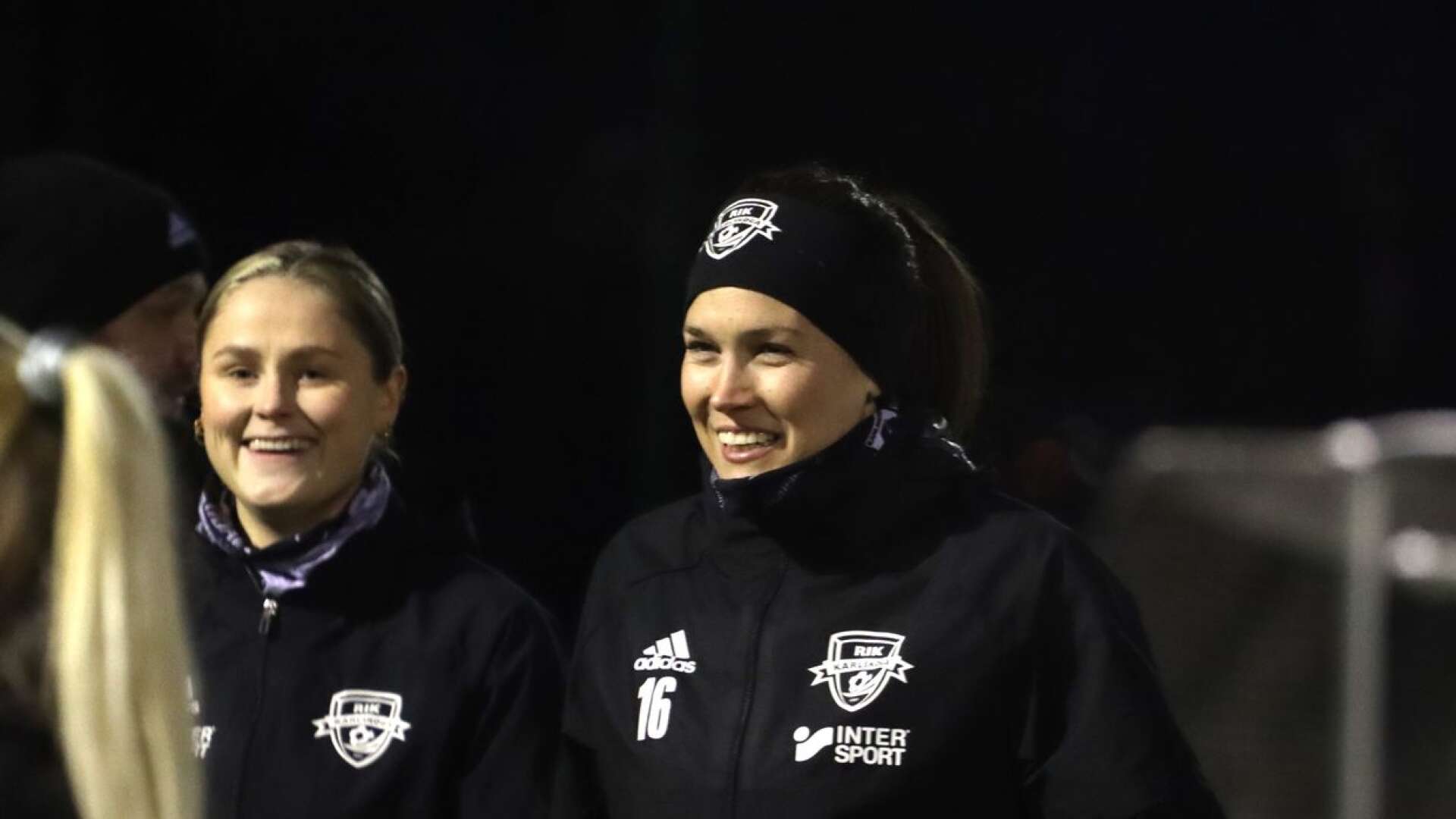 Efter sju raka säsonger i division 1 ser Hanna Sahlén, här till höger om Amanda Jansson, nu fram emot spel i elitettan 2022.