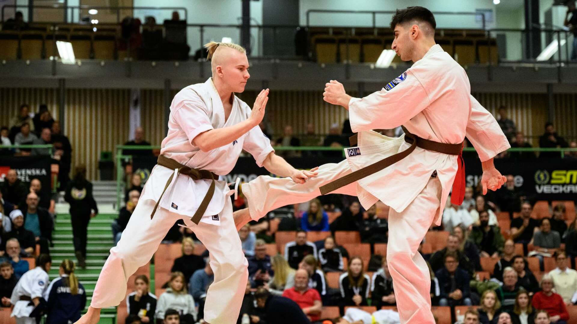 Alex Ahlström ifrån IF Skövde karate kai (till vänster) tävlade mot Adrian Mobini ifrån Göteborg i kyokushin på SM-veckan i Skövde.