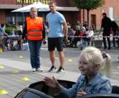 Elisabeth Holmgren och Tobias Coster hjälper barnen att prova på elbilarna.
