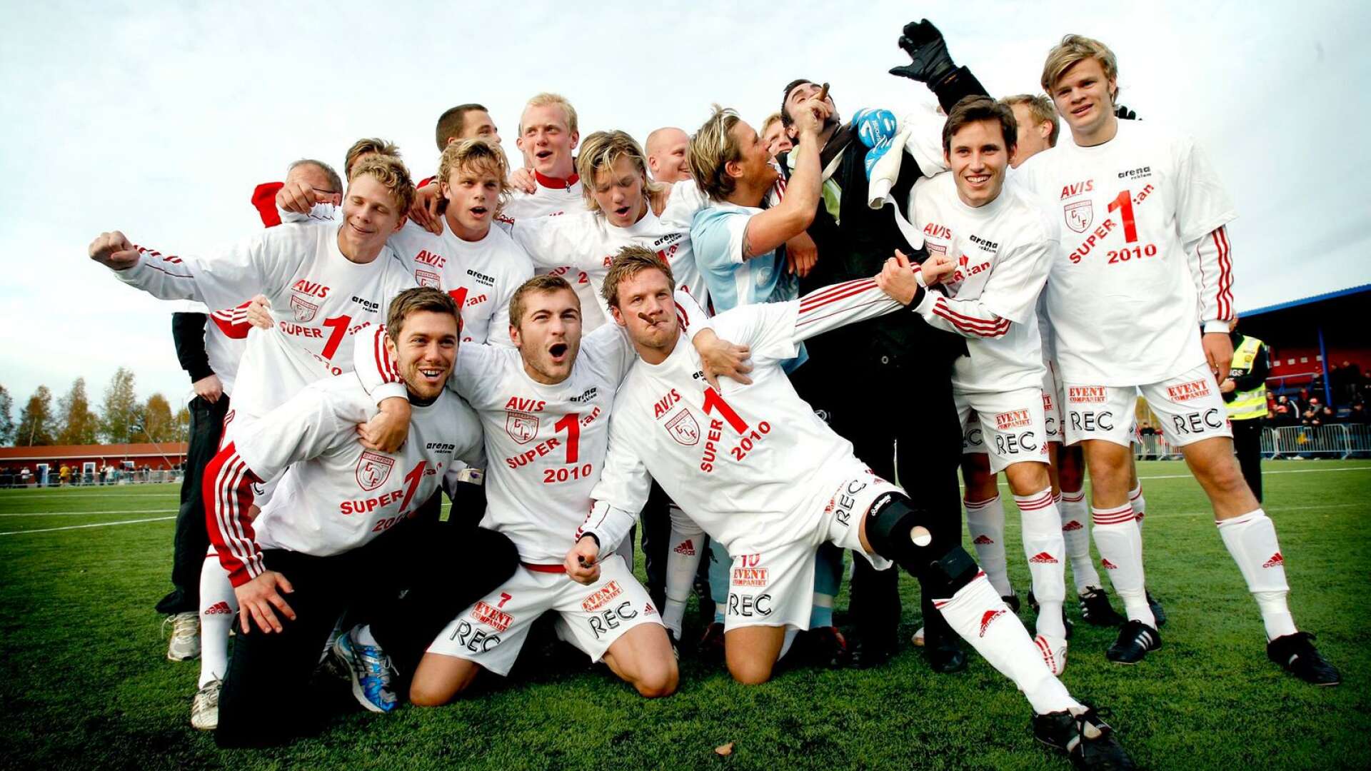Mot superettan. Degerforsspelarna jublar efter avancemanget till superettan hösten 2009 som säkrades via 2–0 borta mot Karlslund.
