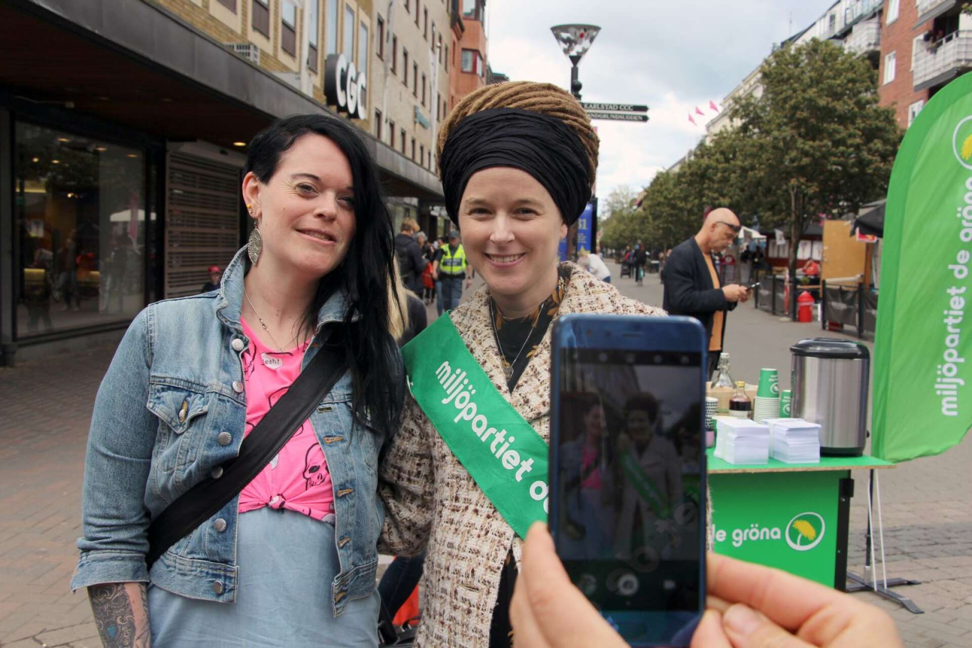 Maria Östby var en av flera som passade på att fotograferas tillsammans med Amanda Lind (MP) när ministern kampanjade på Soltorget.