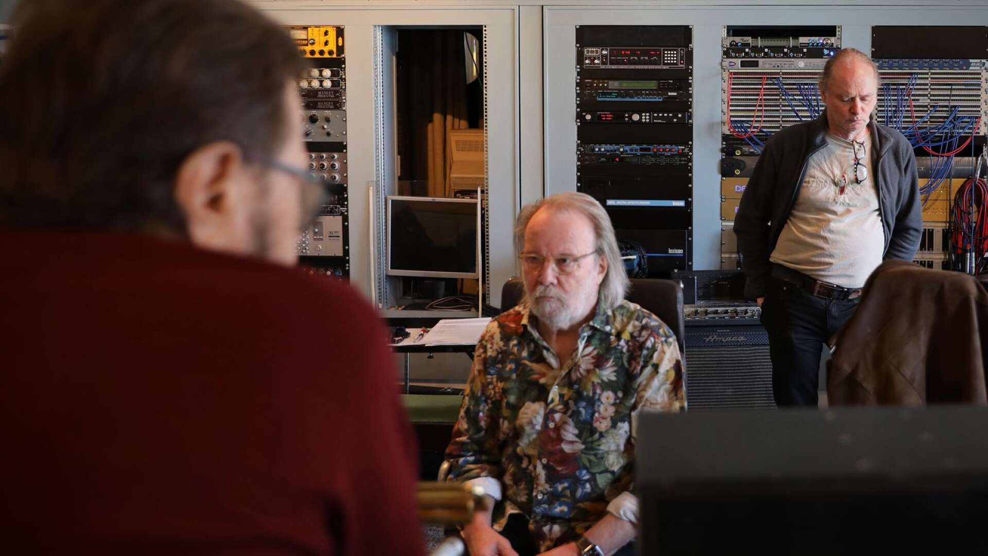 Björn Ulvaeus, Benny Andersson och Bernard Löhr i djup koncentration under arbetet med Abbas album ”Voyage”.