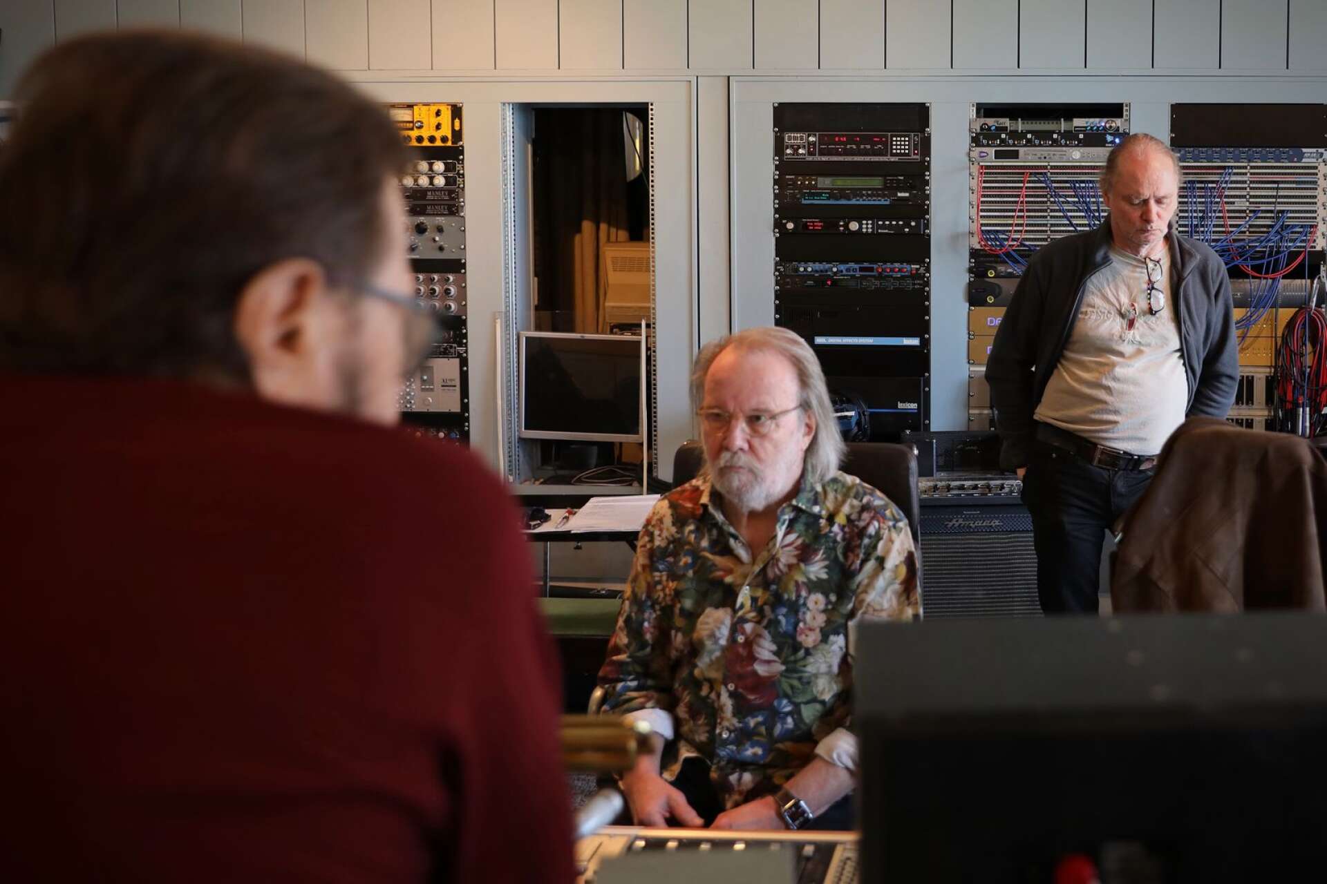 Björn Ulvaeus, Benny Andersson och Bernard Löhr i djup koncentration under arbetet med Abbas album ”Voyage”.
