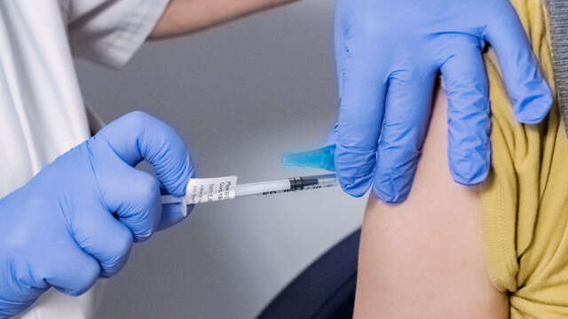 I dag kommer besked om vaccinationerna med Astra Zenecas vaccin mot covid-19 kan återupptas i Sverige eller inte.