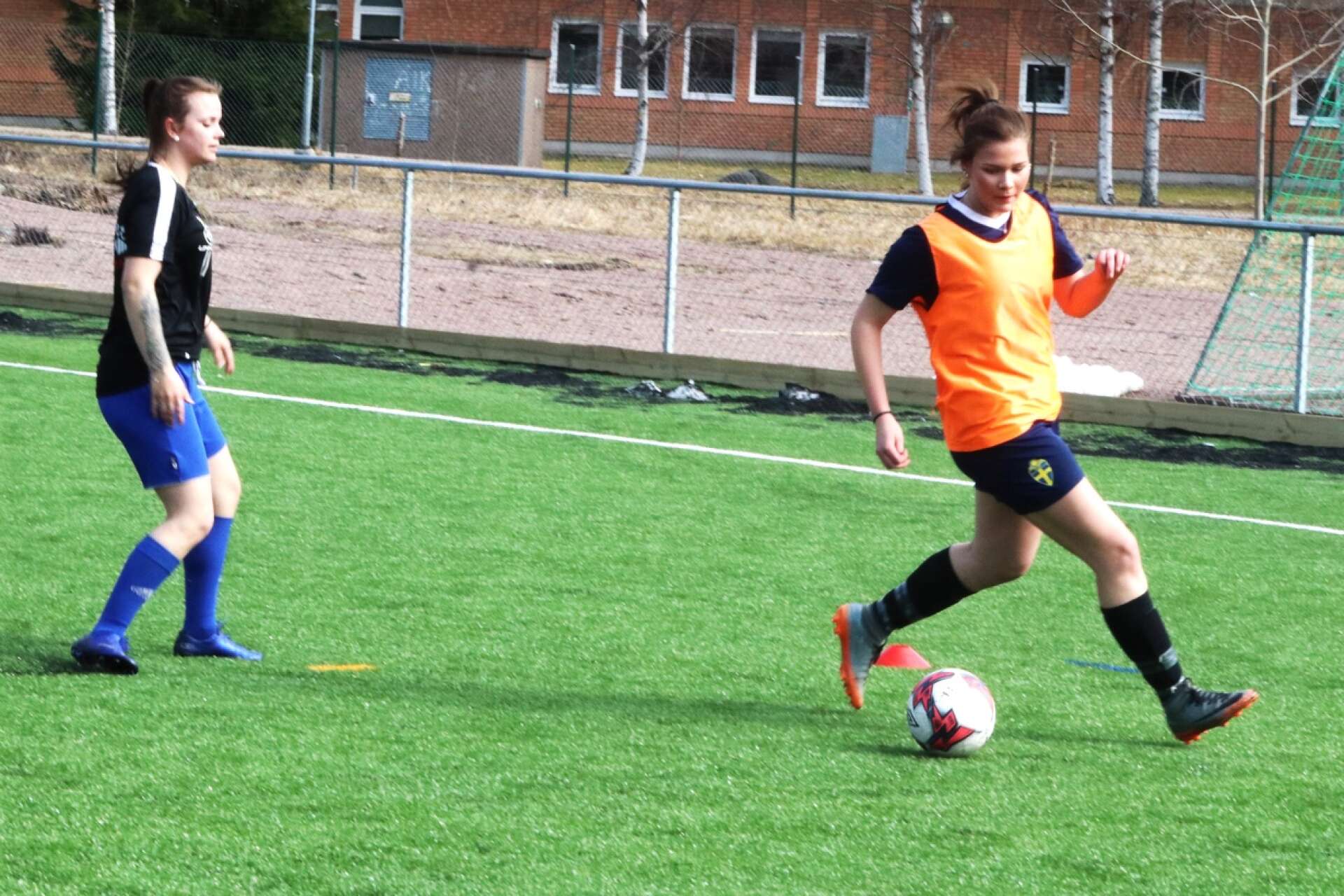 Tuva Eriksson, med bollen, på Tösses träning. Till vänster Jonna Andersson.