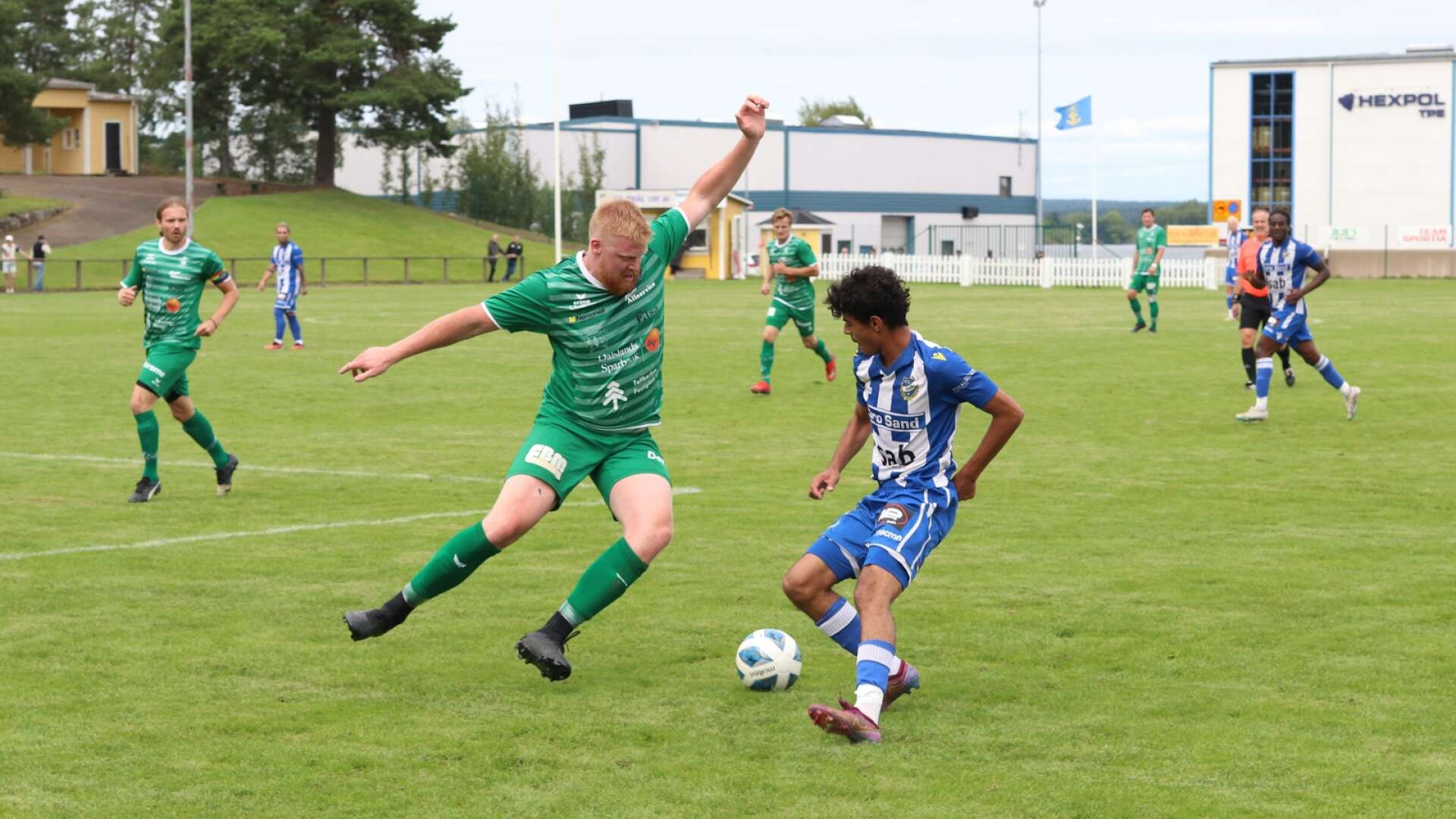Högsäters Mathias Olofsson i duell om bollen med en Åmålsspelare.