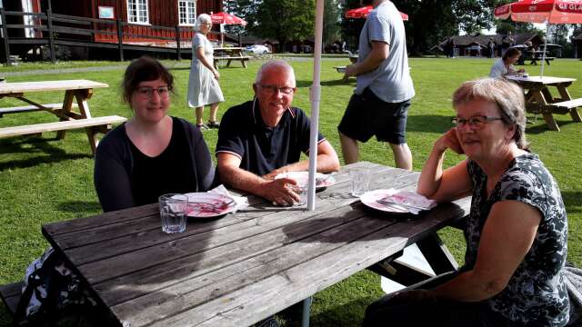 ”Vi kom hit för att äta nävgröt och fläsk” säger Nils-Åke och Märta Nilsson, tillsammans med dottern Sara Nilsson.