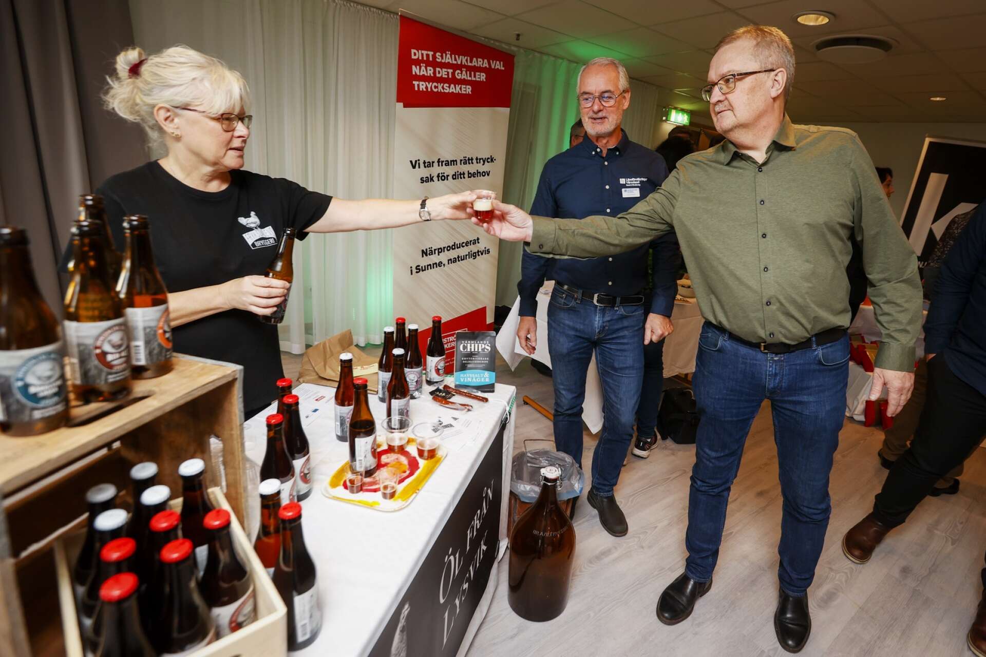 Lena Classon från Fryksdalens bryggeri bjöd Sören Renhult från Länsförsäkringar Värmland och Anders Setherberg från Fastighetsbyrån, Sunne, på smakprover av bryggeriets öl.