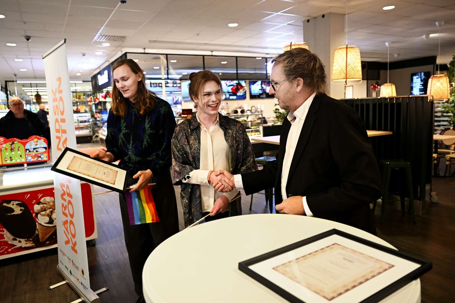 Även Hazel Svensson och Astrid Nahnfeldt prisades av Stefan Särnehed i Värmlandsk Kooperation. Deras Queerkompaniet blev årets kooperativ 2022.